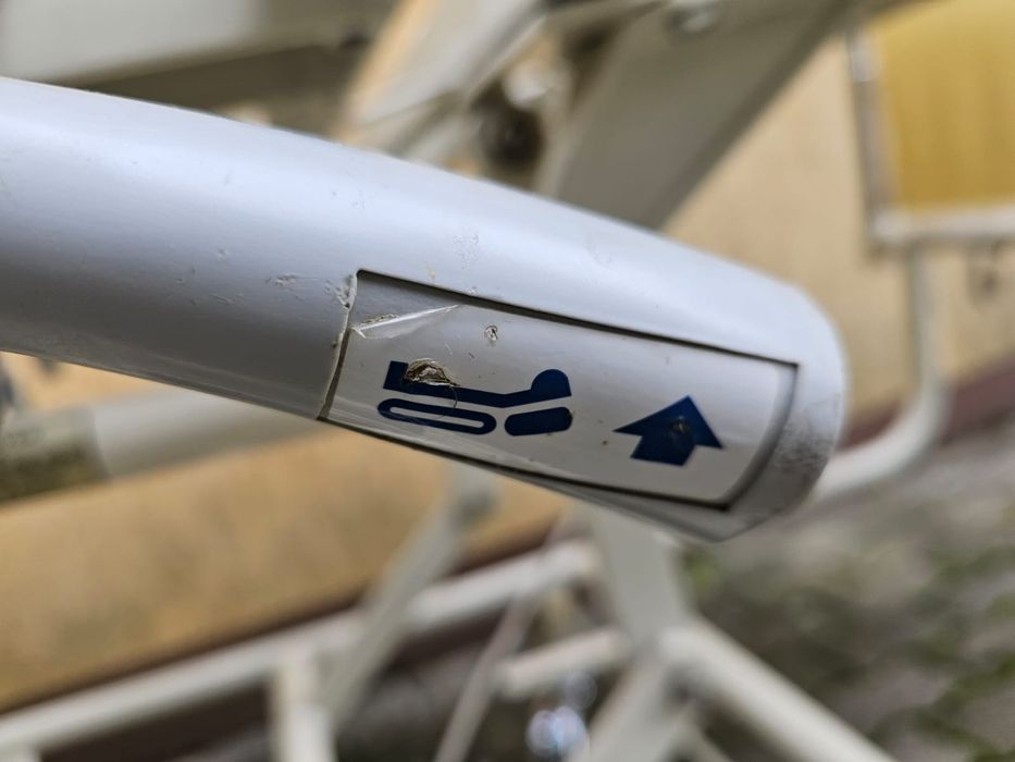 Pat medical cu reglaj mecanic pentru spătar și înalțime