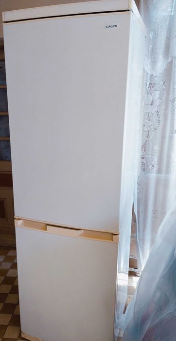 Combină frigorifică CALEX, albă, ladă frigorifică, curată, stare bună, frigider + congelator, pentru mobila de bucătărie, răcitor