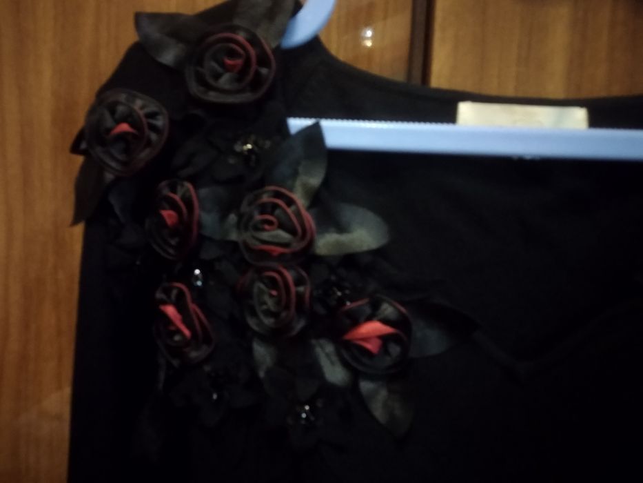 Продается кофточка женская ,с нарядной отделкой,черного цвета