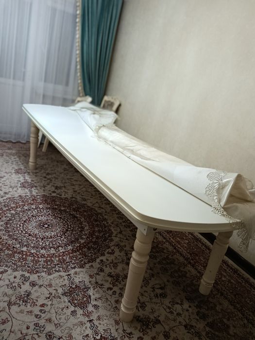 Стол и 8 стуьев  и скатерть