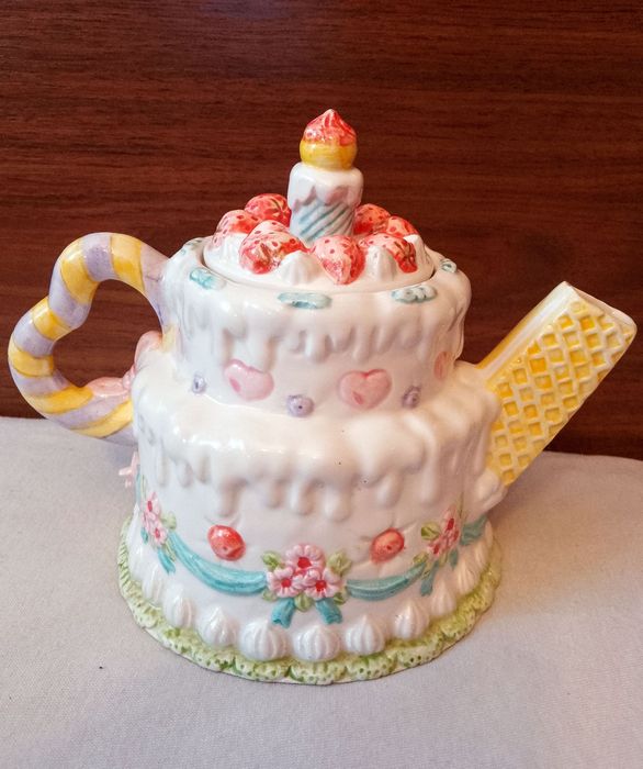 Два порцеланови чайника "Прасчо готвач" и"Торта"