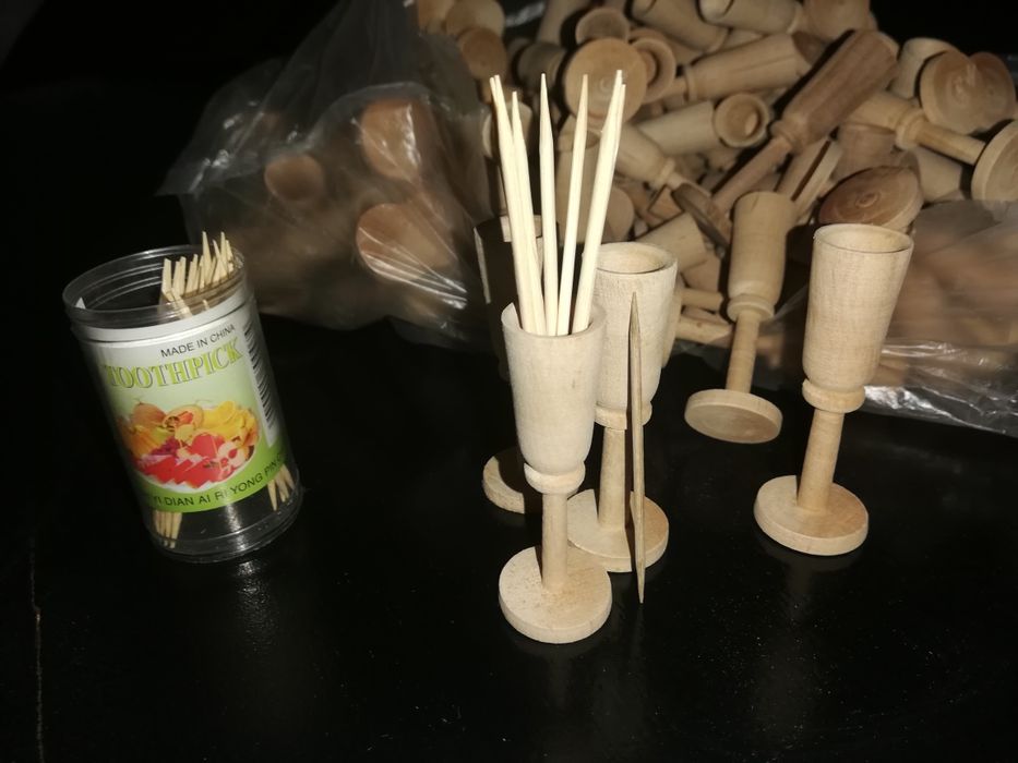 Продавам дървени струговани поставки