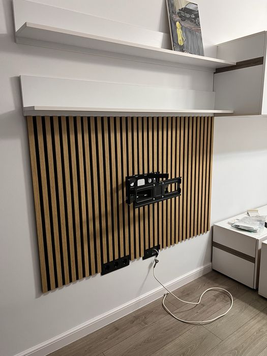 Montaj panou riflaj acustic si plinta polimer dur/lemn