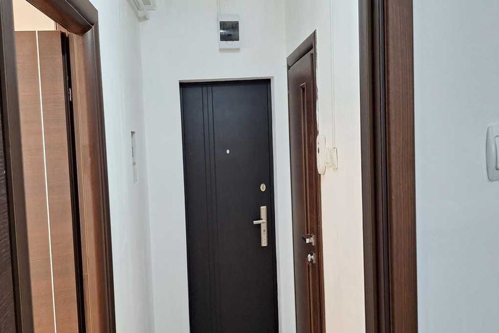 Vand apartament renovat, cu centrala proprie, 2 camere Ferdinand
