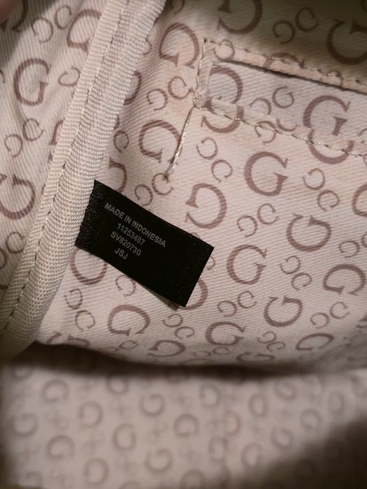 Guess оригинална дамска раница с подарък несесер