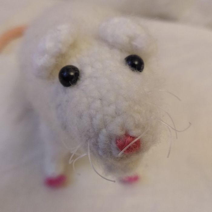 Вязаная игрушка мышка