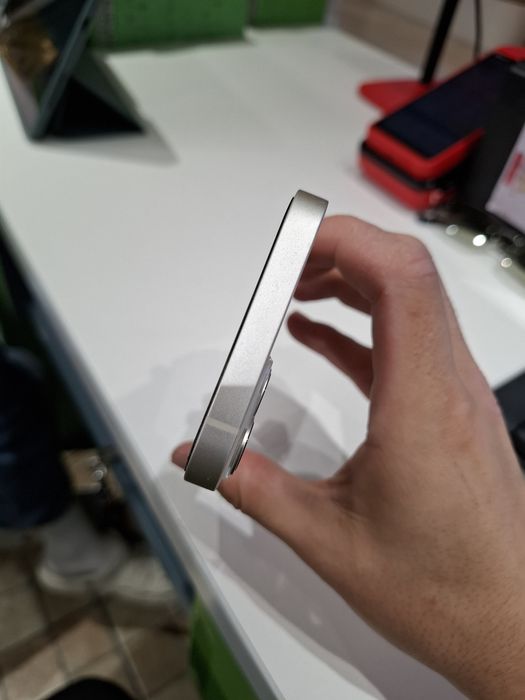 Продаю iPhone 13