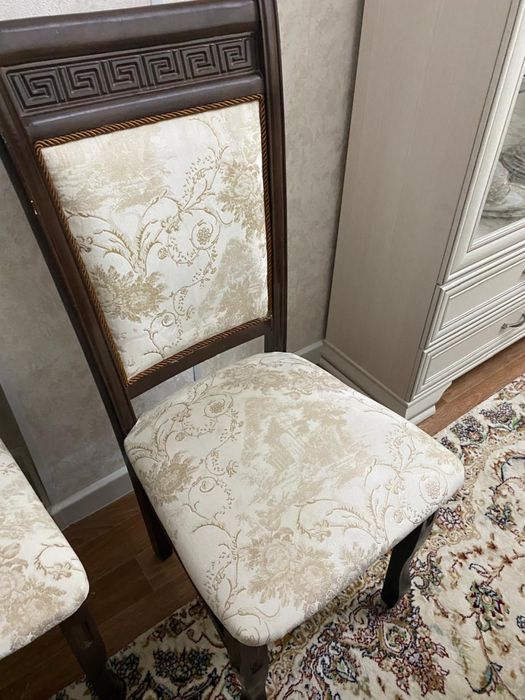 Стол и стулья продаются