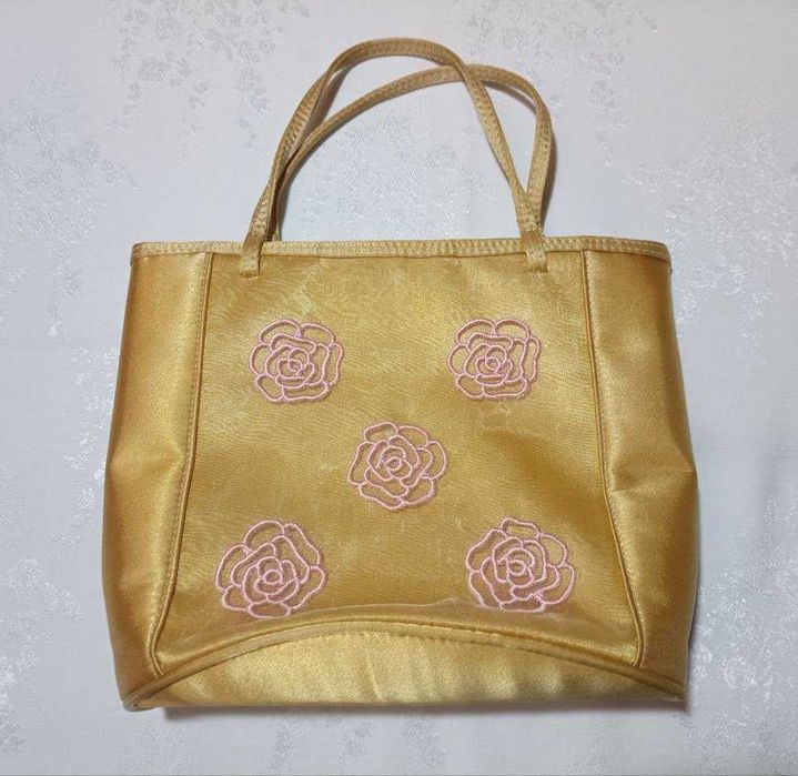 Нарядная сумочка и перчатки для девочки