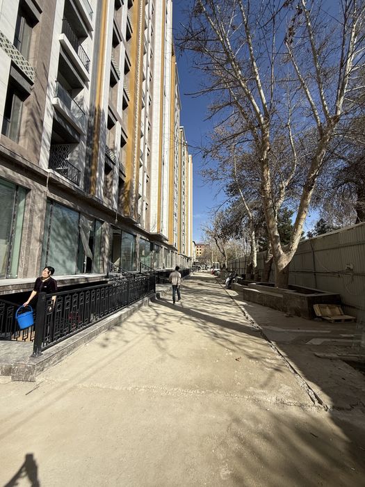 Гагарин Авину 54,5 квадрат Навастройка сотилади 1 этаж каропка холатда