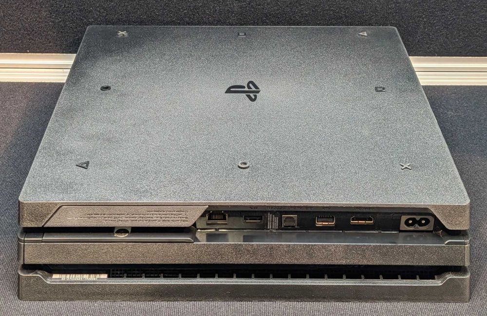 Playstation PS4 Pro В отличном состоянии + 3 контроллер + 4 игр