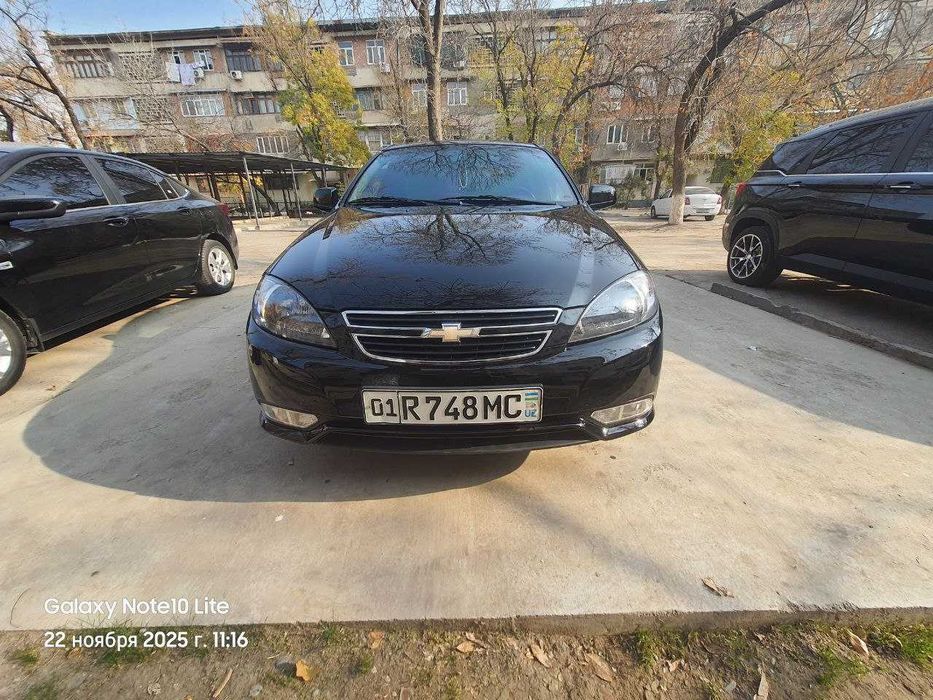 Qora Chevrolet Gentra sotiladi