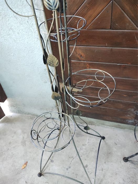 Vând 2 suporturi pentru flori .