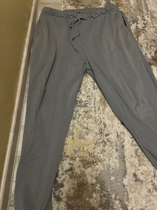 Pantaloni gri simpli noi