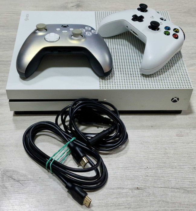 Конзола Microsoft Xbox One S 1TB