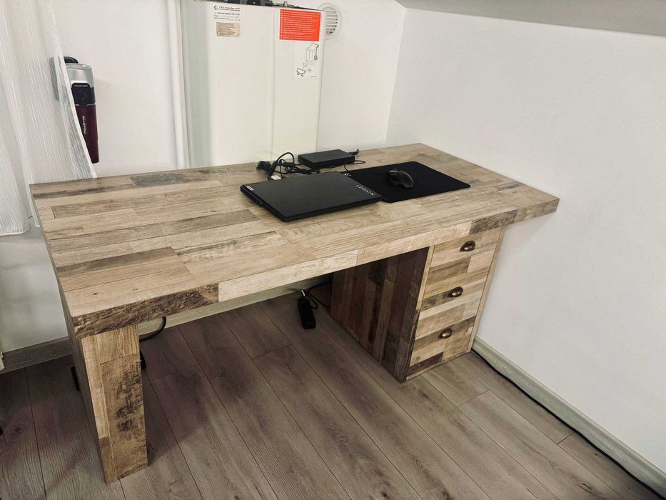 Birou Masiv Custom 152cm – Structură Lemn, Sertare Soft-Close & Priză