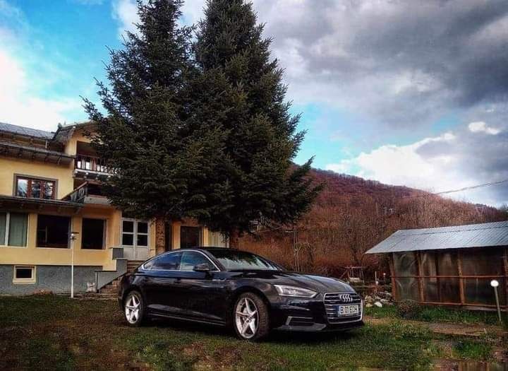 Închiriez vila Paște