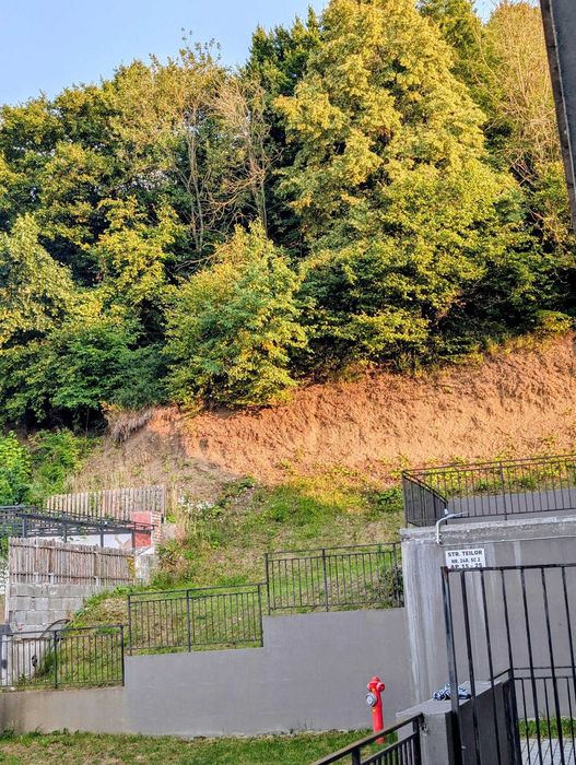 Apartament 47 mp + 30mp terasa, priveliste, sub padure, parcare in garaj cu incarcator masina electrica personal TRIFAZIC, zona Teilor, Floresti