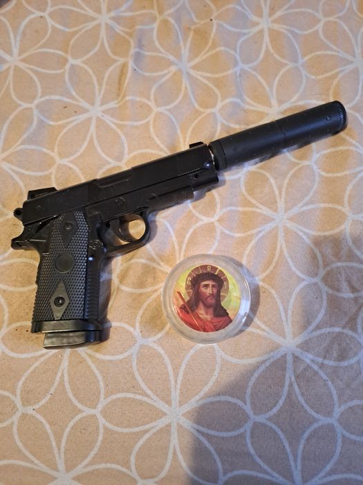 Vând pistol pe bile