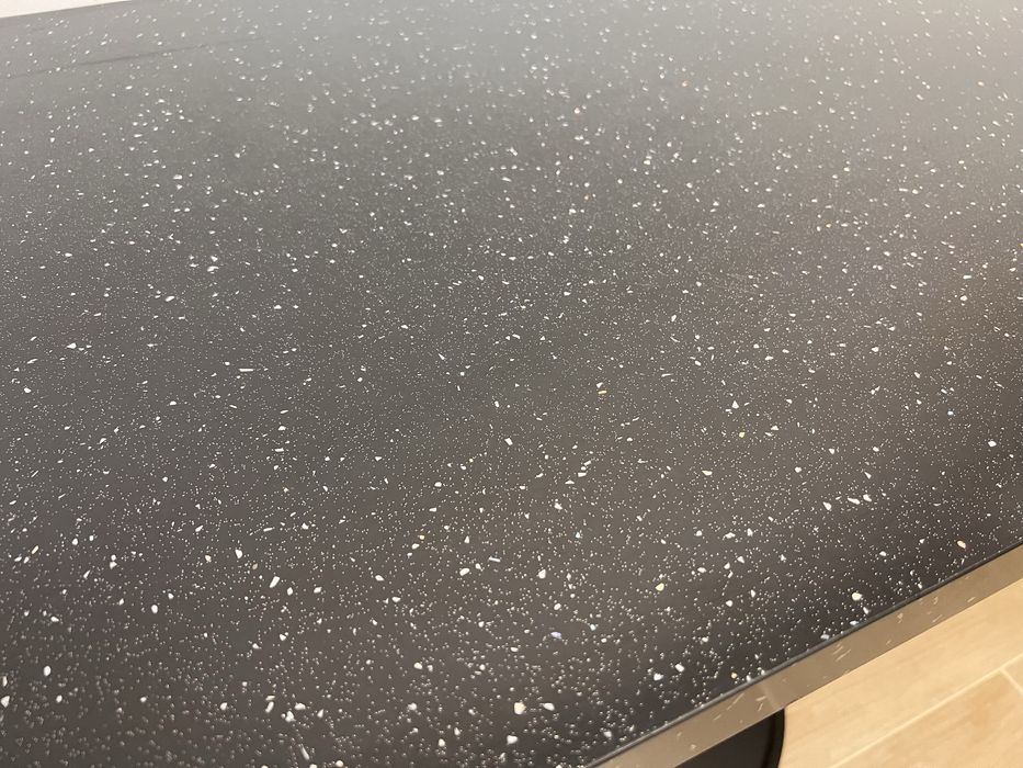 Masa cu picior metalic