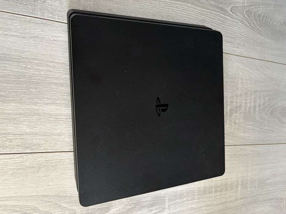 Продавам PlayStation 4