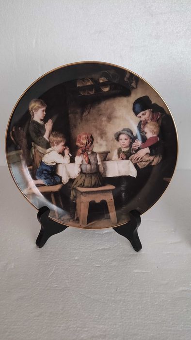 Порцеланова чиния за стена