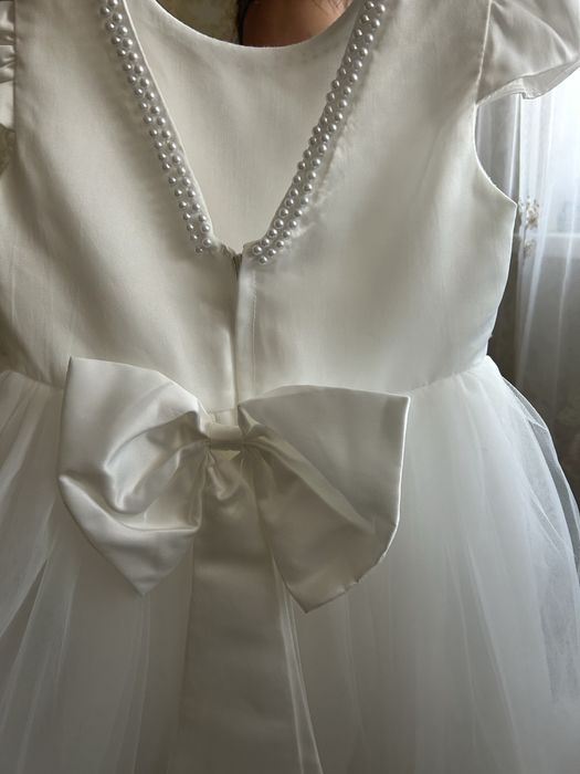 Қыз балаға арналған әдемі ақ көйлек сатылады