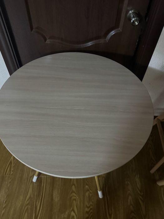 Стулья и столы.