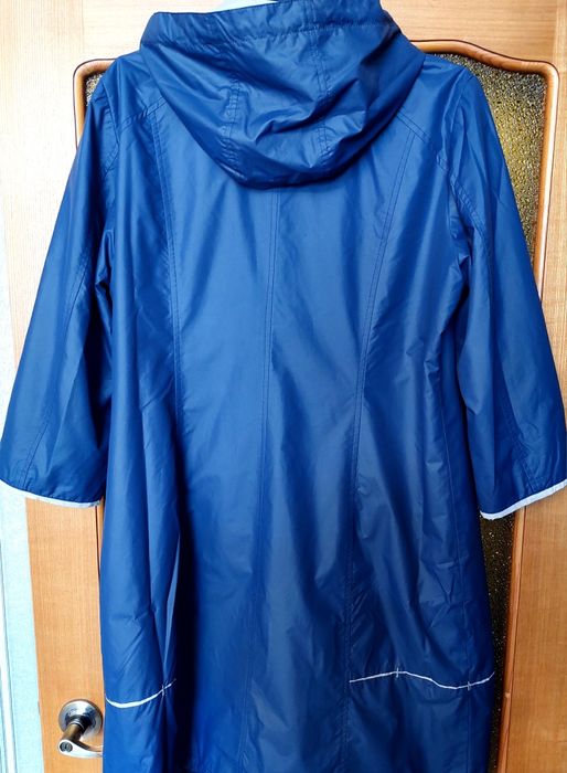 В продаже  плащ женский.