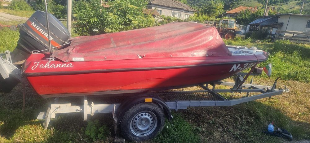 Продавам моторна лодка Sun Runner 430 с двигател Mariner 80 HP
