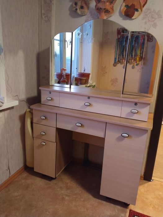 Продам косметический столик. Бу