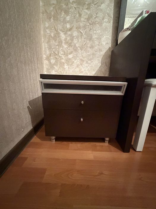 Кровать, стол и 2 тумбочки