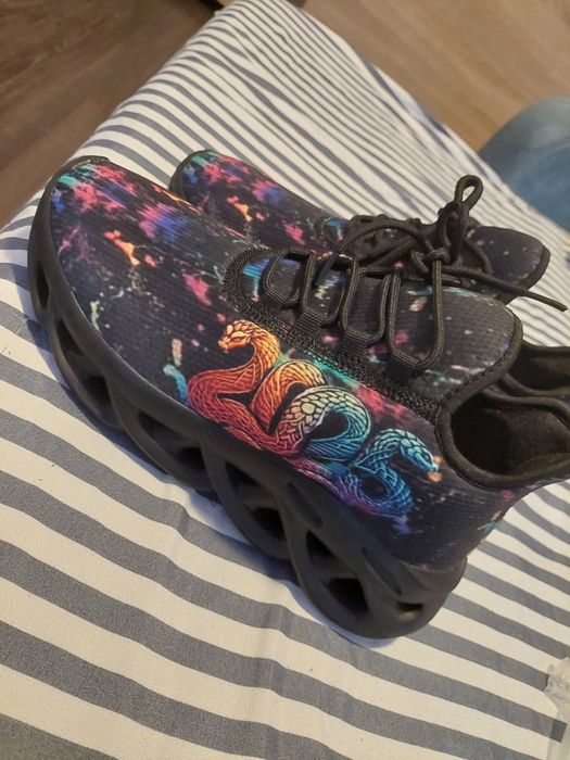 Adidașii pentru bărbați, mărimea 40, sunt noi Cu Modelul 2025