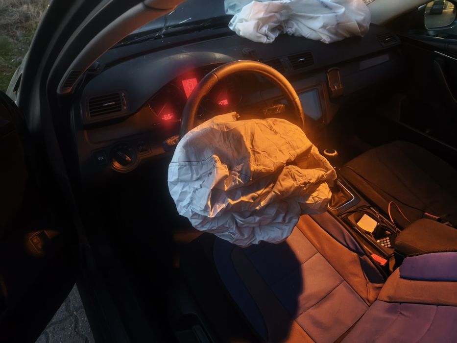Vând VW Passat B6 avariat – motor intact