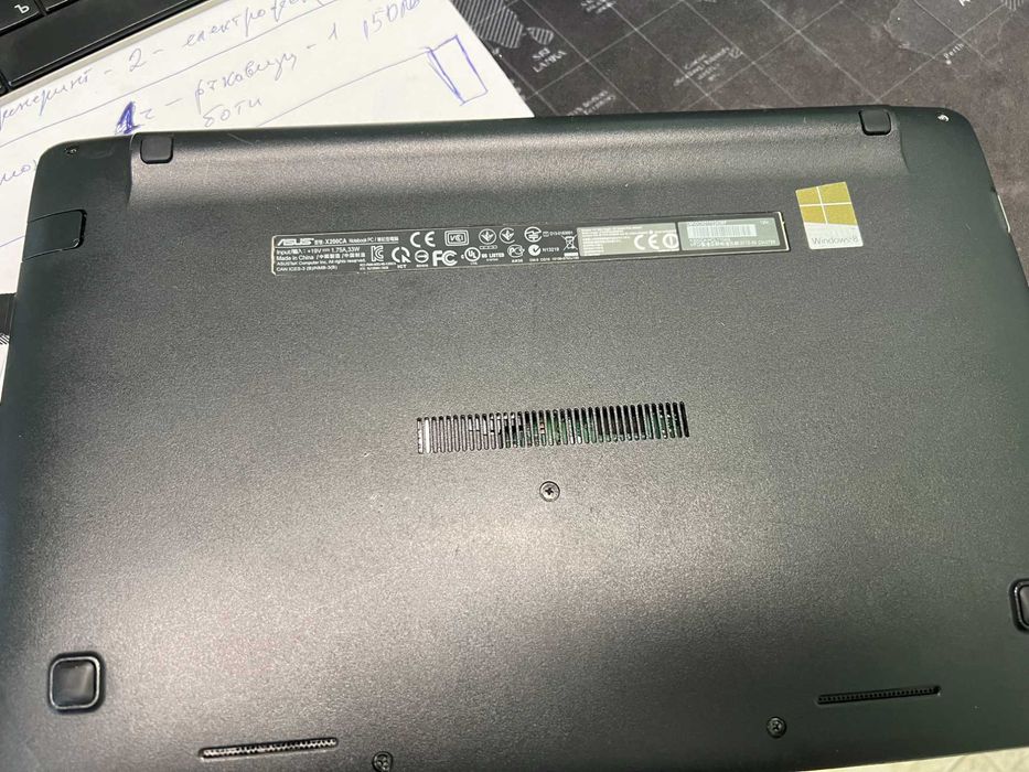 лаптоп Asus X200CA