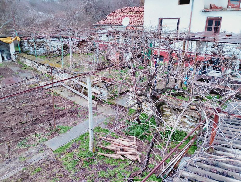 продавам къща в село Изворово общ. Чирпан