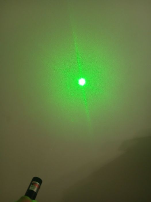 Vând laser pointer 300 mW,cu 2 bateri incluse