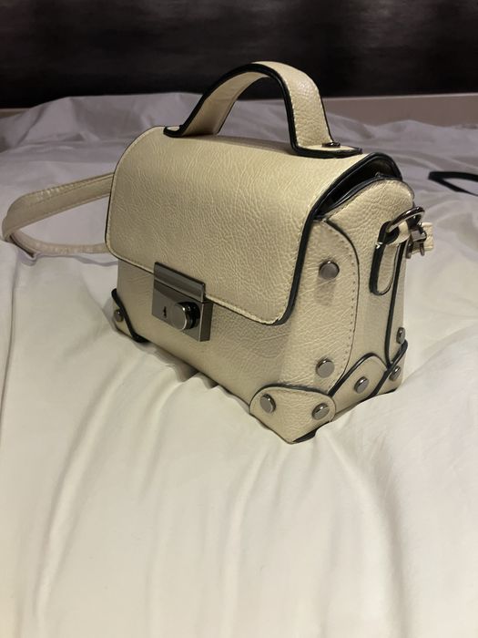 Бяла дамска чанта