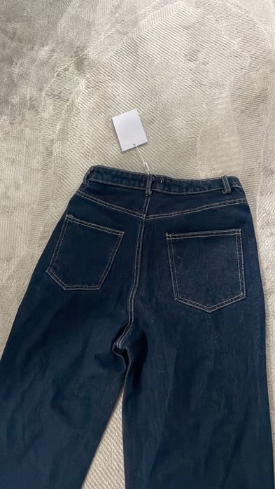 Темно-синие джинсы клеш