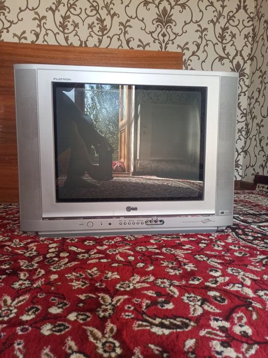 Srochno sotiladi Telvizor sotiladi xolati ishlashi zòr aybi yòq toza