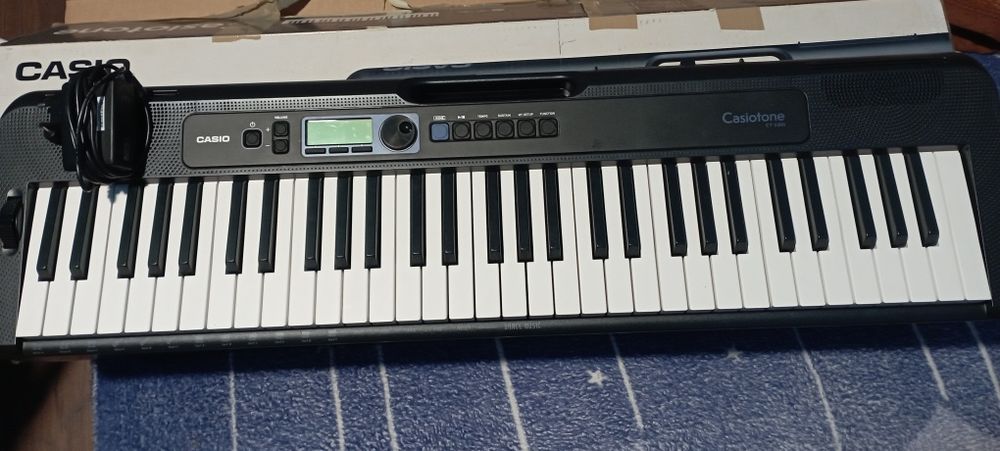 Vând orga Casio CT-S300