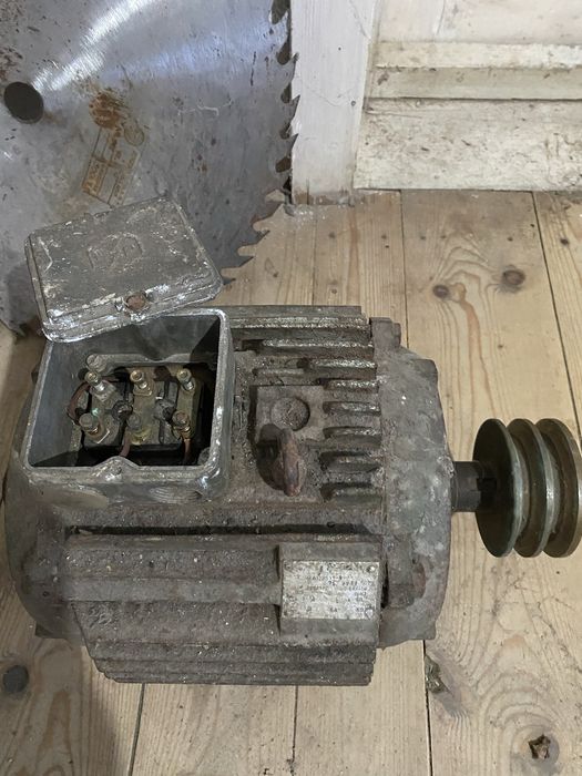 Circular cu banc metalic