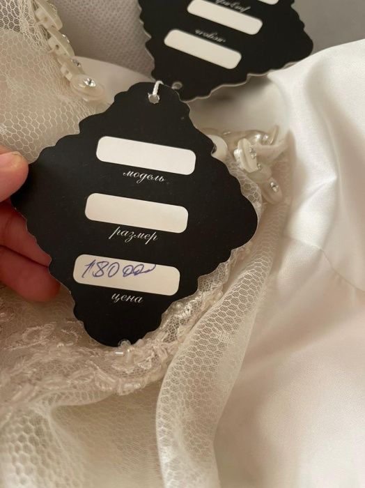 Красивое белое свадебное платье