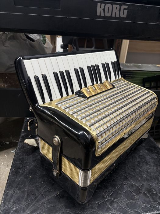 Acoedeon Hohner Concerto 3 cu 72 de basi