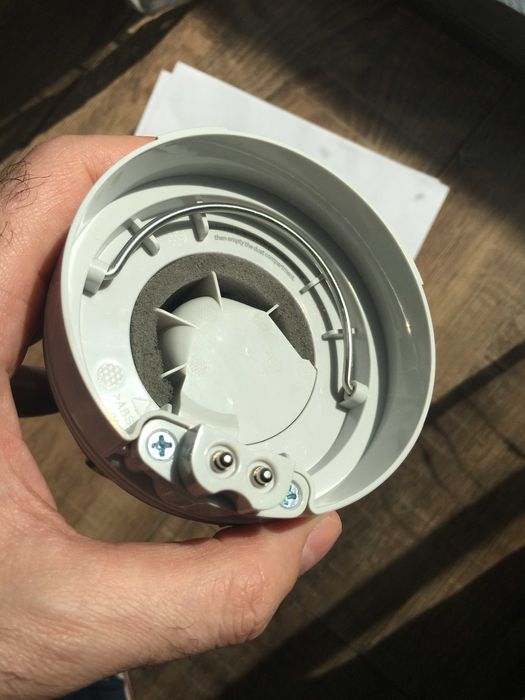 Вертикална, безжична прахосмукачка Xiaomi Mi Vacuum Cleaner Light.