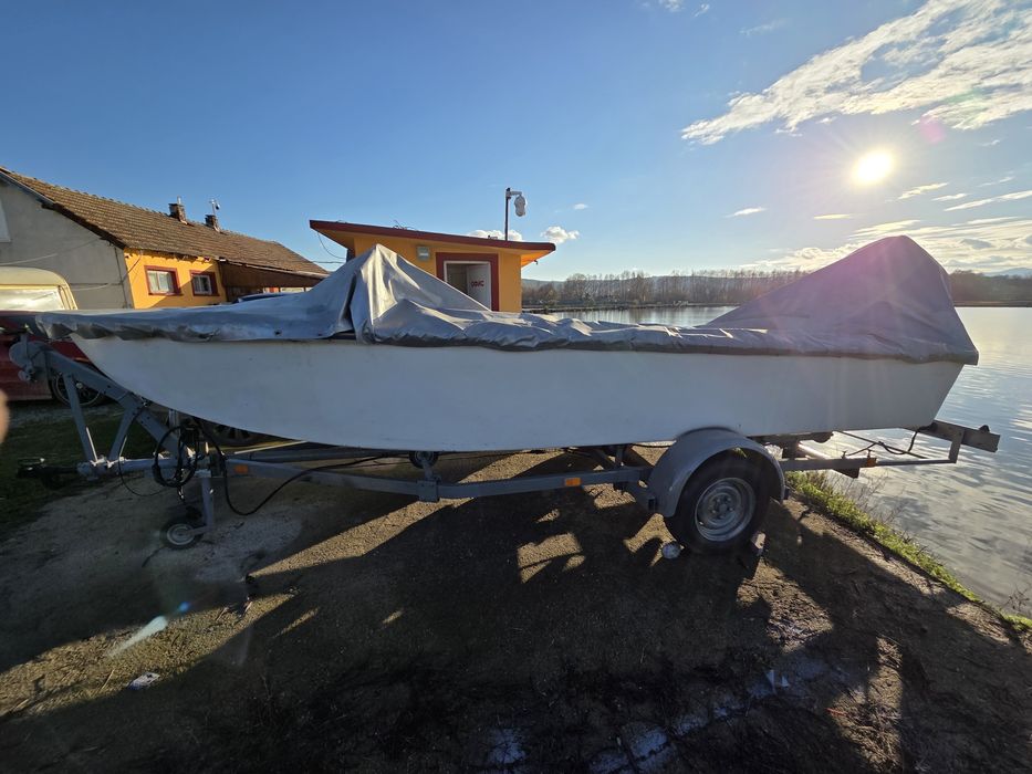 Продавам моторна лодка