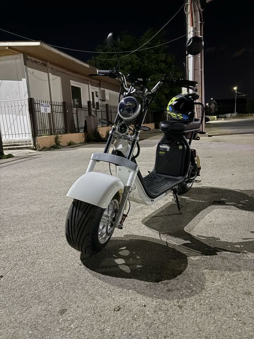 Moped alb nou 2024