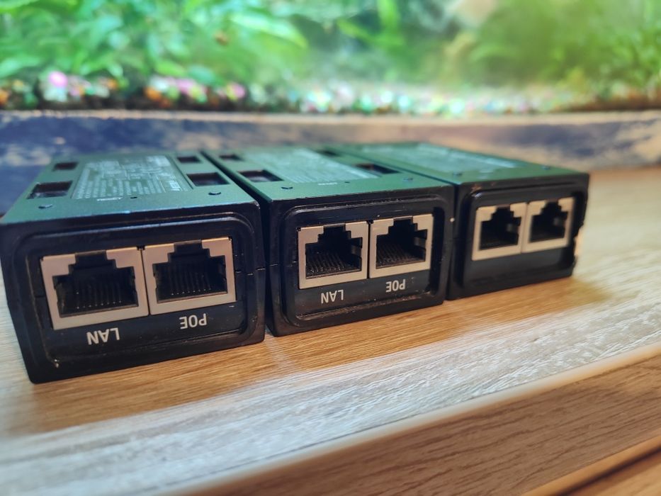 3 x injectoare PoE Ubiquiti originale – 2x GP-A240-050 + 1x GP-A240-050G Gigabit