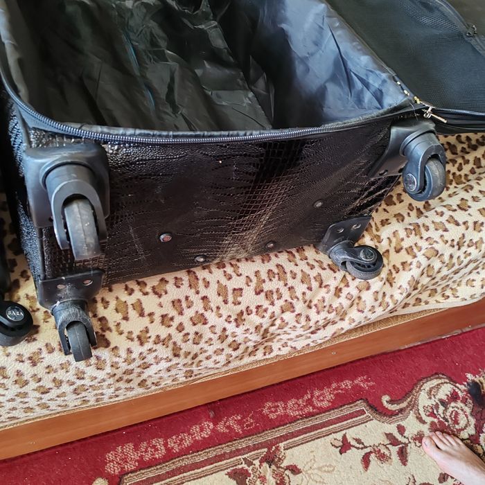 Чемоданы продам срочно