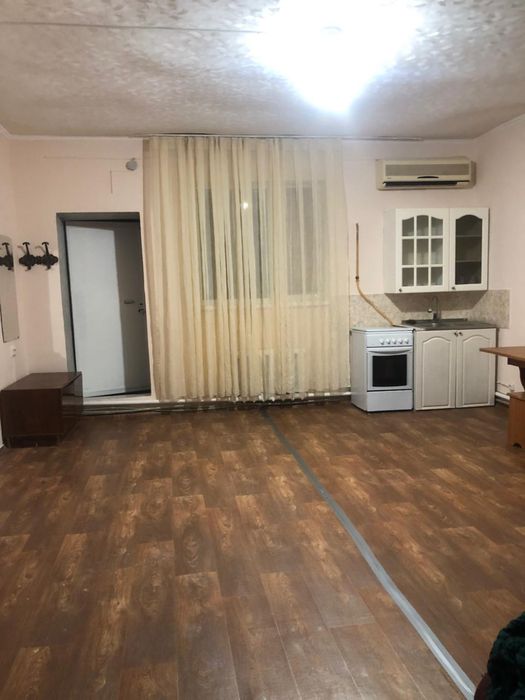 Ол оның аузына отырды да, аузына келді.